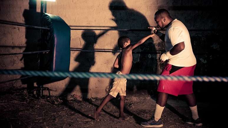 Alan dá aulas de boxe de graça a moradores do Alemão através do seu projeto Abraço Campeão (Foto: Divulgação)