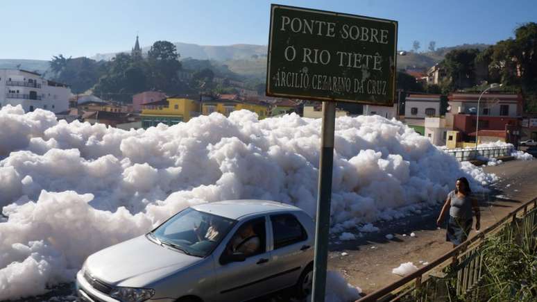 A cidade de Pirapora do Bom Jesus, no interior de SP, sofre com a espuma produzida pelos poluentes que se acumulam no rio | Foto: Rafael Pacheco/Prefeitura de Pirapora do Bom Jesus