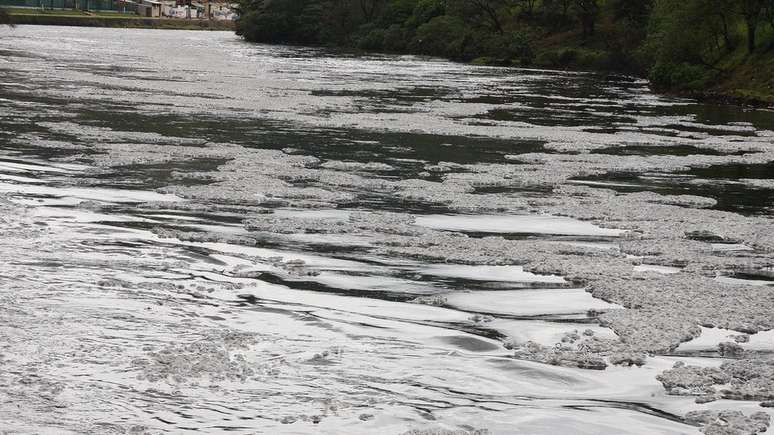 A mancha de polui&ccedil;&atilde;o ocupa um trecho de 130 km do rio | Foto: Marco Santos/USP Imagens