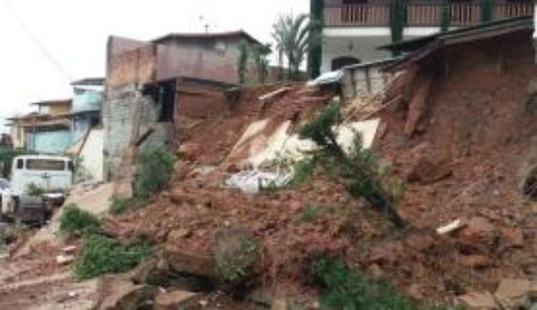 Muro e parte de quintal de casa desabam em bairro de Belo Horizonte por causa de chuva forte 