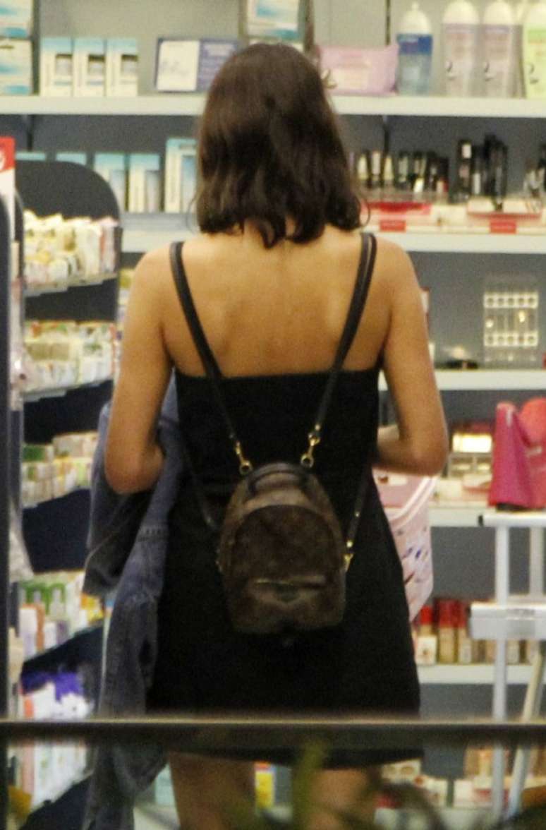 Bruna com a mochila Palm Springs da Louis Vuitton (Foto: Delson Silva/AgNews)