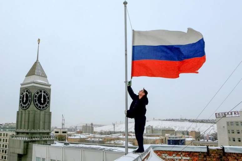 Funcion&aacute;rio manuseia bandeira da R&uacute;ssia em Moscou
26/12/2016 REUTERS/Ilya Naymushin