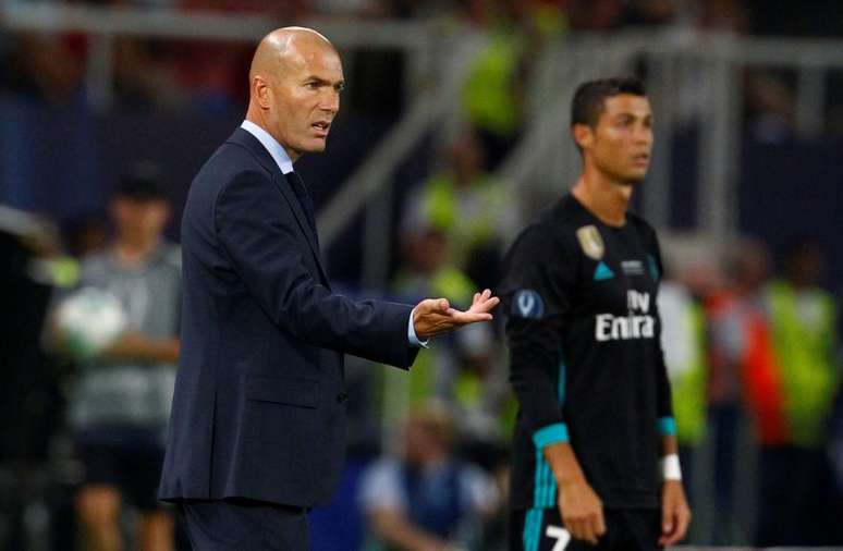 T&eacute;cnico do Real Madrid, Zinedine Zidane, ao lado do atacante Cristiano Ronaldo durante final da Supercopa da Europa em Skopje, na Maced&ocirc;nia
08/08/2017 REUTERS/Ognen Teofilovski