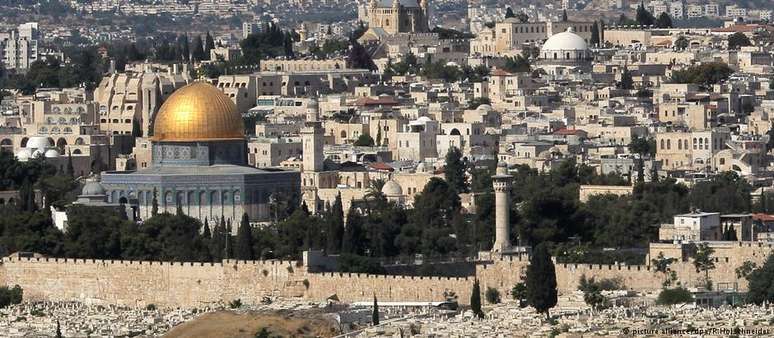 Vista do Monte das Oliveiras sobre Jerusalém e a cúpula dourada do Domo da Rocha