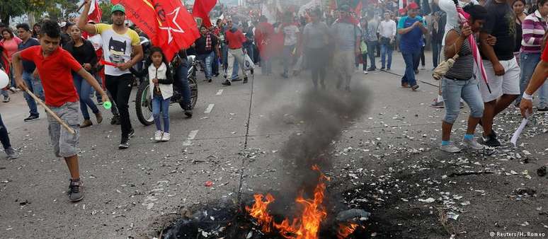 Oposicionistas saíram as ruas de Tegucigalpa para protestar contra o reeleição do presidente
