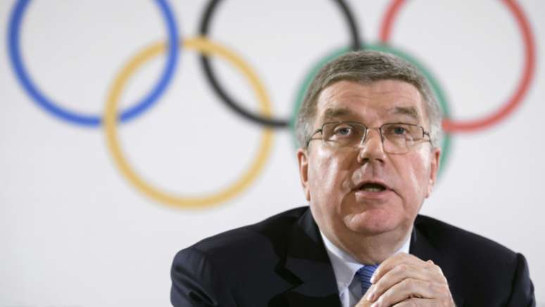 Thomas Bach anunciou a decisão de suspender a Rússia (Foto: AFP)