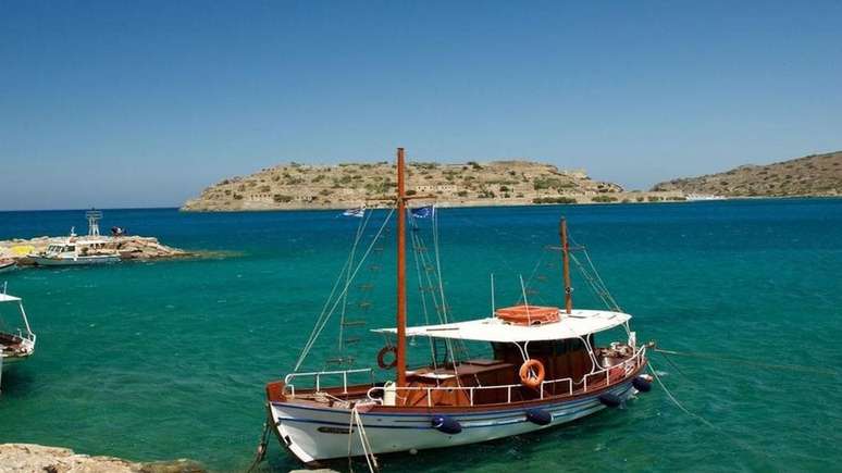 Spinalonga (ao fundo), tornou-se uma colônia para leprosos quando Creta tornou-se parte da Grécia, em 1913