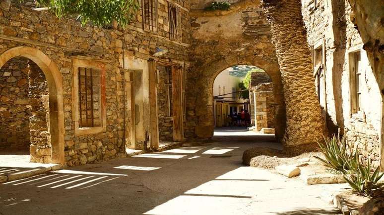 Ru&iacute;nas de uma rua residencial da ilha, cuja hist&oacute;ria foi romantizada em livro de Victoria Hislop