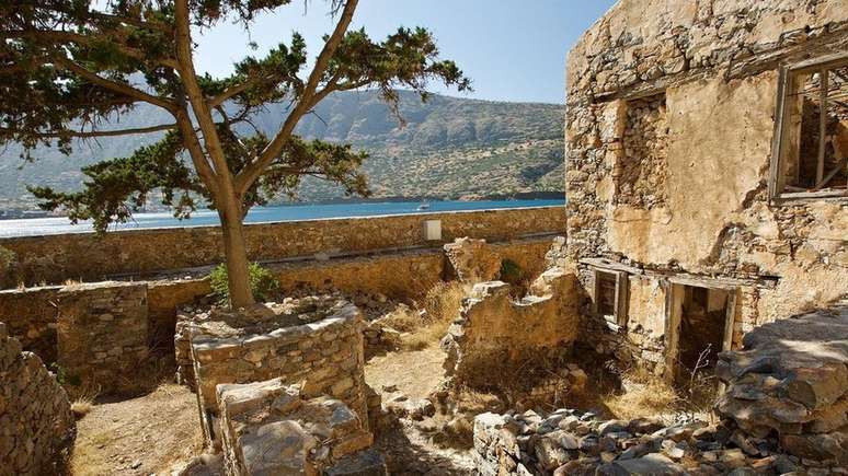 Governo grego tentou destruir vestígios da colônia após seu fechamento, em 1957