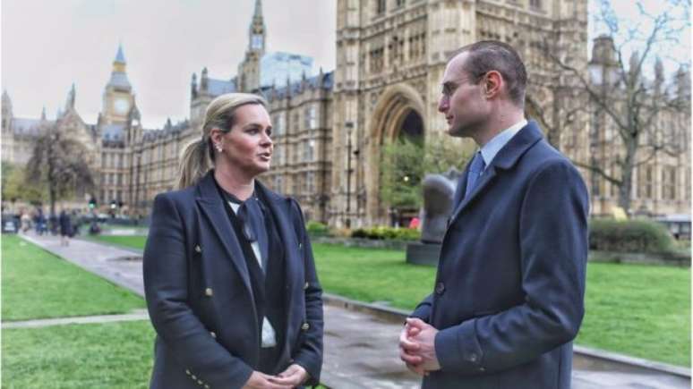 Os advogados Cristiano Martins e Valeska Teixeira Zanin Martins estiveram em Londres em março de 2017, para encontrar com parlamentares ingleses | Foto: Arquivo Pessoal
