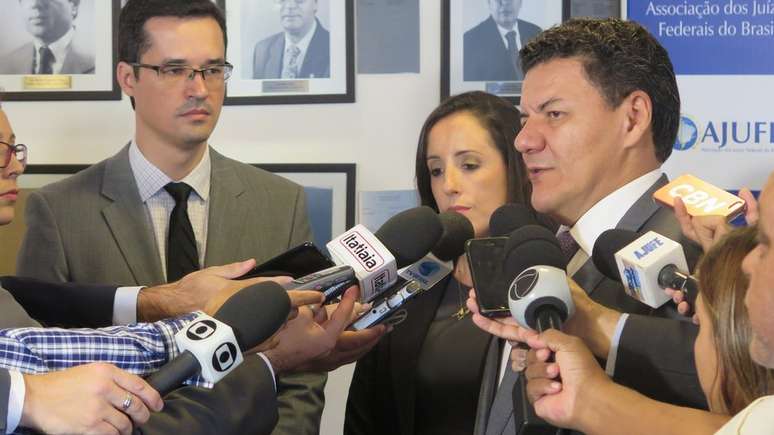 O presidente da Ajufe, Roberto Veloso, com o procurador-chefe da Lava Jato, Deltan Dallagnol, e a procuradora Jerusa Burmann Viecili