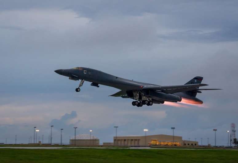 Foto de divulgação de um bombardeiro norte-americano B-1B  10/10/2017  Staff Sgt. Joshua Smoot/Força Aérea dos EUA/Divulgação via REUTERS