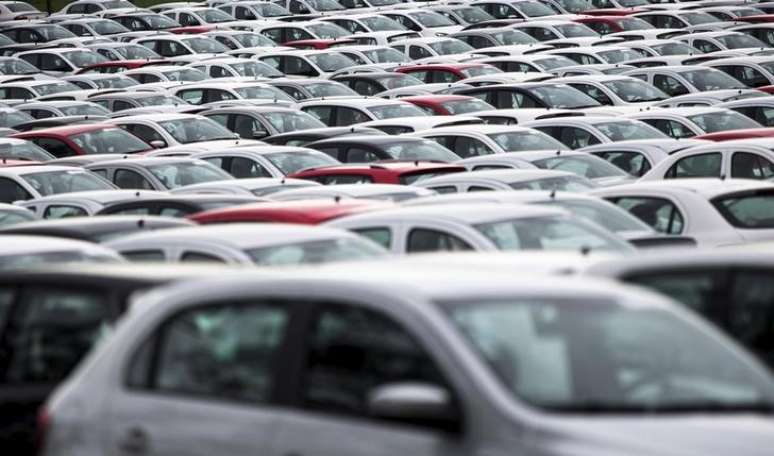 Foto de arquivo mostra carros novos estacionados em pátio de montadora em Taubaté, Brasil 
30/03/2015 REUTERS/Roosevelt Cassio