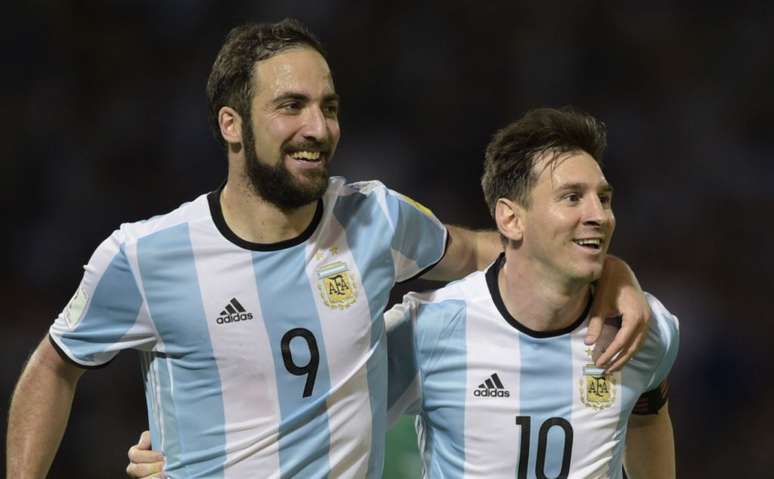Higuaín e Messi são amigos fora de campo (Foto: AFP)
