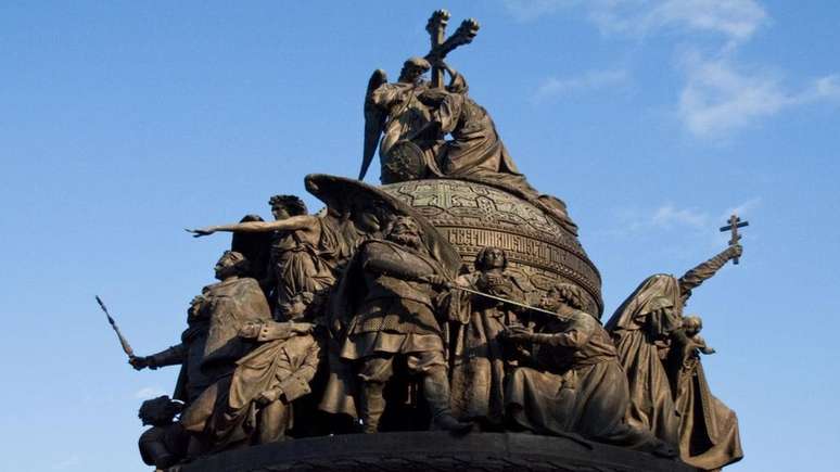 Monumento em Novgorod tem o príncipe Kurik no alto de uma legião de monarcas