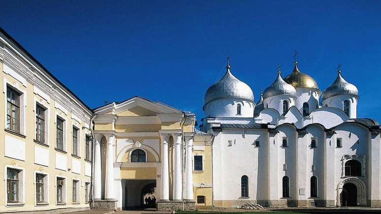 Catedral de Santa Sofia (à dir.) foi erguida no século 11