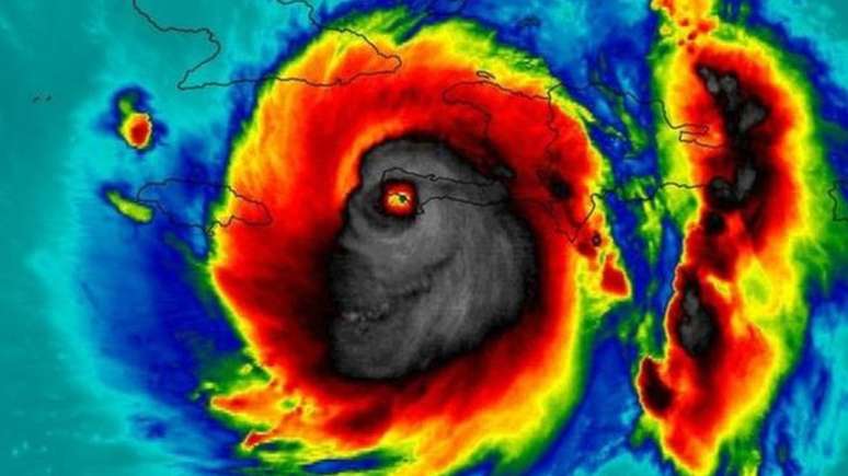 A 'face da morte': muita gente vê um monstro no foto que registrou a passagem do furacão Matthew pelo Haiti | Foto: Nasa