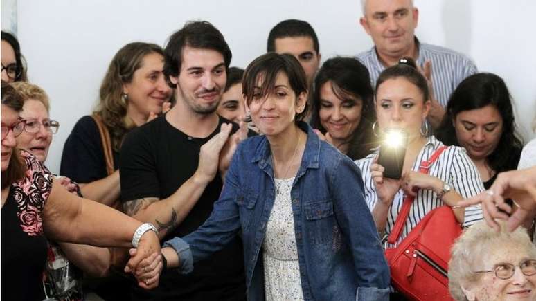 Adriana (no centro) deu uma emotiva coletiva de imprensa em Buenos Aires contando ter encontrado a família de quem foi retirada em 1977 por agentes da ditadura argentina