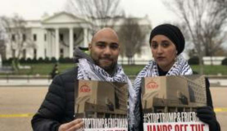 Os ativistas Kareem El-Hosseiny, da Americanos Muçulmanos pela Palestina, e Jinan Shbat, do Conselho sobre Relações Américo, protestam em frente à Casa Branca contra anúncio de Trump sobre a Palestina 