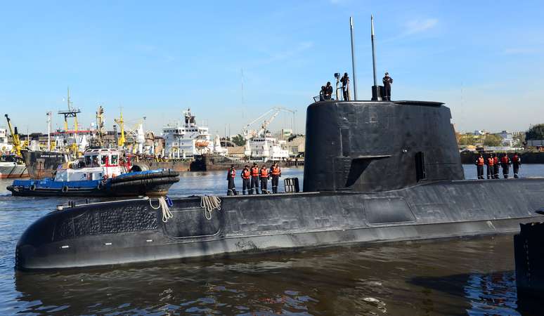 Nas últimas mensagens enviadas, a tripulação do submarino relatou que havia controlado o incêndio nas baterias e que estava avaliando os danos.