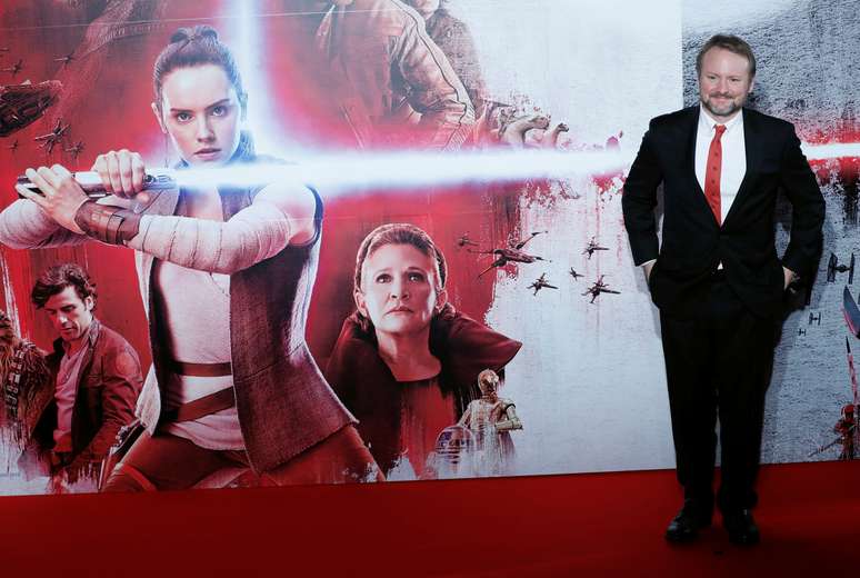Diretor Rian Johnson posa para fotos em evento promocional do filme "Star Wars: Os Últimos Jedi" em Tóquio, no Japão 06/12/2017 REUTERS/Kim Kyung-Hoon