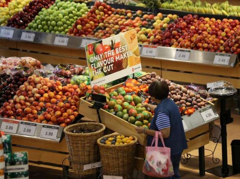 Mulher faz compras em supermercado em Ontário, no Canadá  28/07/2017  REUTERS/Chris Helgren