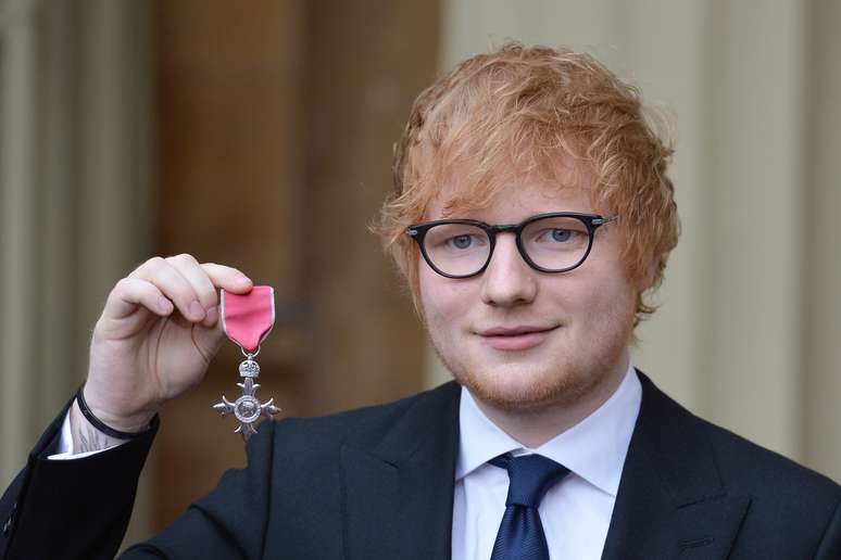 Ed Sheeran posa com medalha MBE no Palácio de Buckingham 
 7/12/2017   REUTERS/John Stillwell/Divulgação