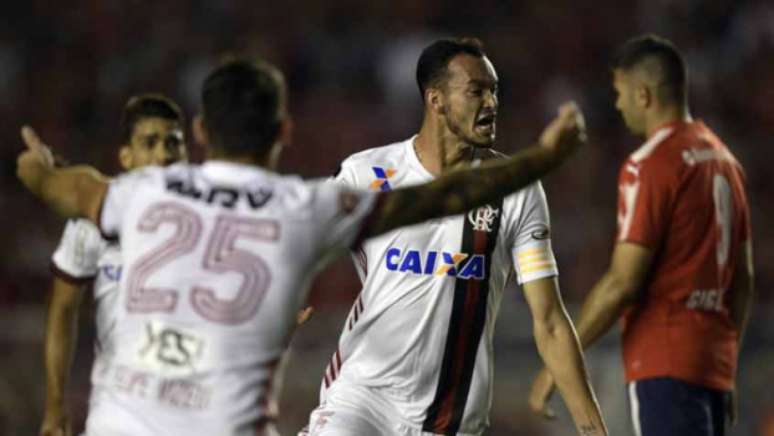 Réver fez de cabeça o gol do Flamengo na partida de ida contra o Independiente (Foto: AFP)