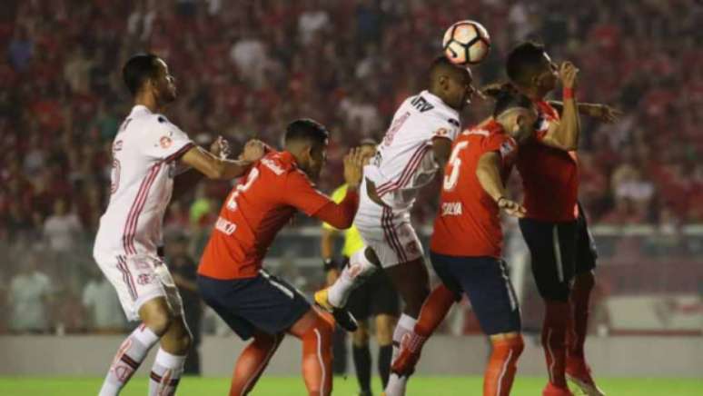 Juan admite que o jogo foi difícil, mas acredita em virada rubro-negra no Maraca (Foto: Gilvan de Souza / Flamengo)