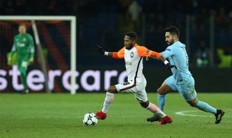 Fred é marcado por Gündogan na vitória do Shakhtar sobre o Manchester City (Foto: Stanislas Vedmid / AFP)