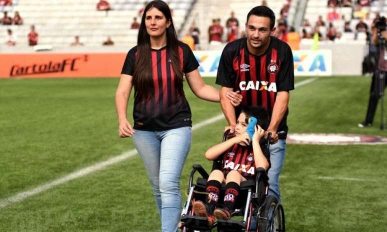 O torcedor atleticano pôde ajudar Rafael, de apenas seis anos, na luta contra uma grave doença (Foto: Divulgação)