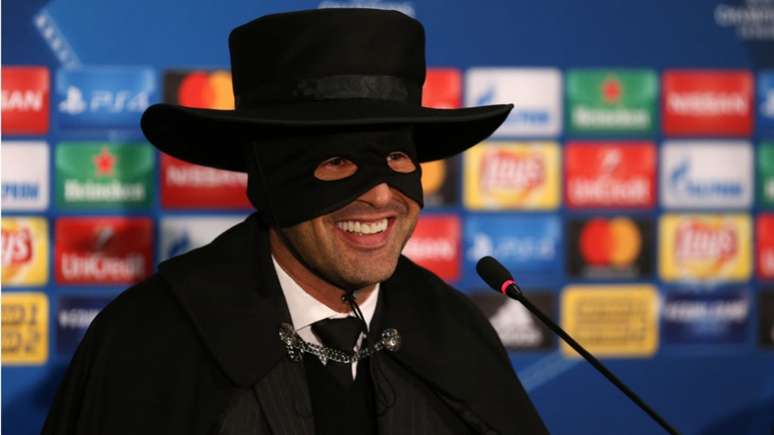 Paulo Fonseca se vestiu de Zorro depois da classificação do Shakhtar (Foto: AFP)