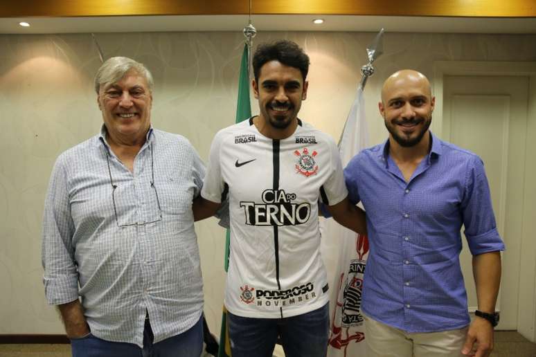 Júnior Dutra posa com dirigentes do Corinthians após assinar contrato de dois anos (Agência Corinthians)