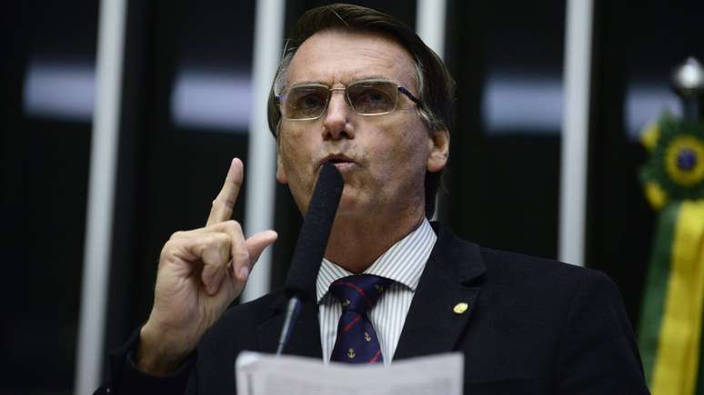 Jair Bolsonaro (PSC-RJ) discursa na tribuna da Câmara, em abril de 2016 | foto: Nilson Bastian / Câmara dos Deputados