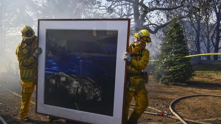 Até quarta-feira, 12 mil casas e prédios estavam sob a ameaça do fogo, segundo o Corpo de Bombeiros da Califórnia