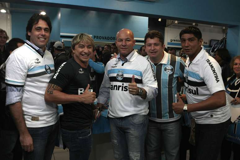 Grêmio reúne ídolos para comemorar os 17 anos da conquista do bi da Copa Libertadores da América. Na foto, (da esquerda para a direita): os ex-jogadores Danrlei, Paulo Nunes, Dinho, Carlos Miguel e Jardel participam de sessão de autógrafos.