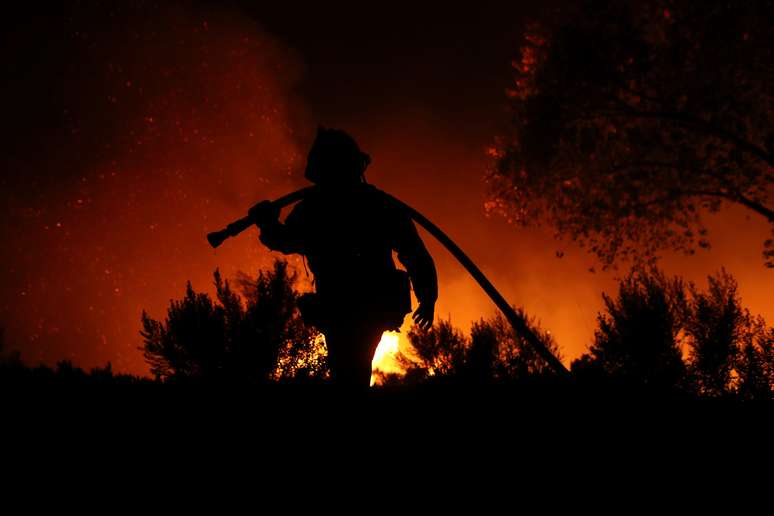 Bombeiro trabalha para apagar inc&ecirc;ndio florestal na Calif&oacute;rnia, Estados Unidos 07/12/2017  REUTERS/Mike Blake
