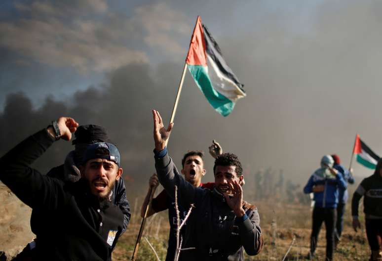 Palestinos protestam durante confrontos com tropas israelenses em Gaza
 8/12/2017    REUTERS/Mohammed Salem