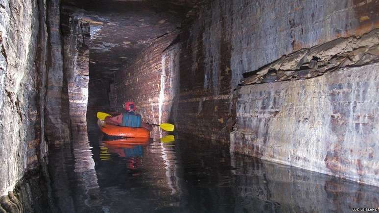 Pesquisadores exploram a caverna usando um bote inflável (Foto: Luc Le Blanc)