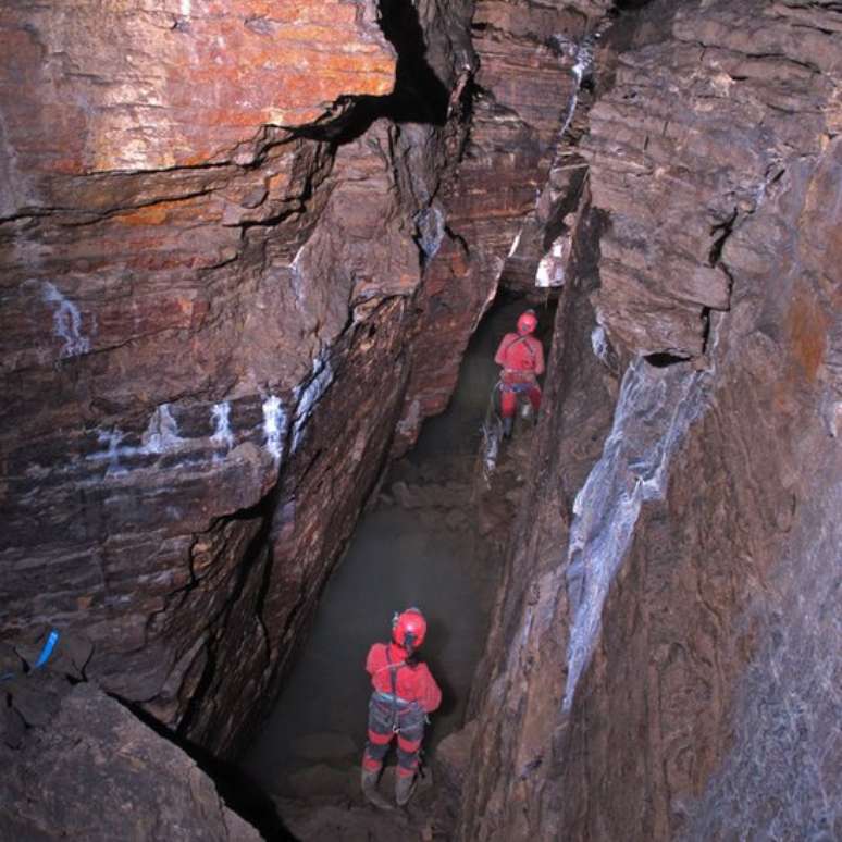 Adentrando passagens estreitas, exploradores foram conhecendo a nova caverna (Crédito da foto: Luc Le Blanc)