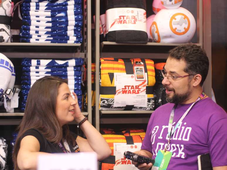 Juliano Alves, da Rádio Geek, fala com Julia Medeiros, gerente de licenciados da Riachuelo.