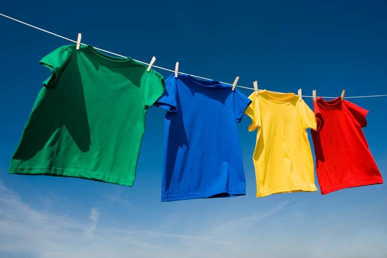 Lavar as roupas por cor e modelo pode ajudar muito na hora de preservar as peças
