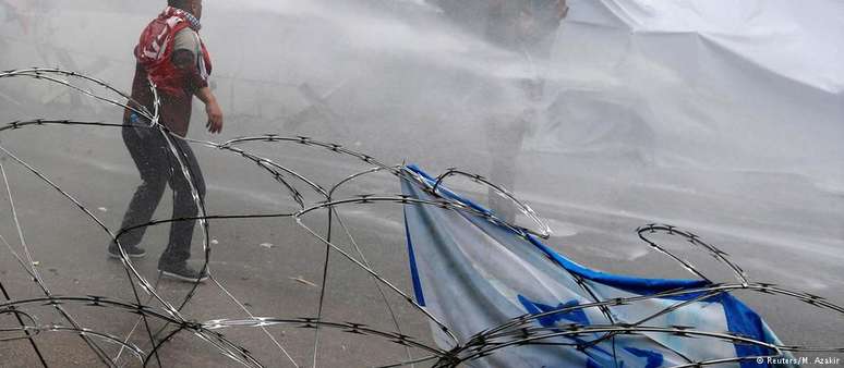 Policiais usaram canhões de água e gás lacrimogêneo para dispersar os manifestantes em Beirute
