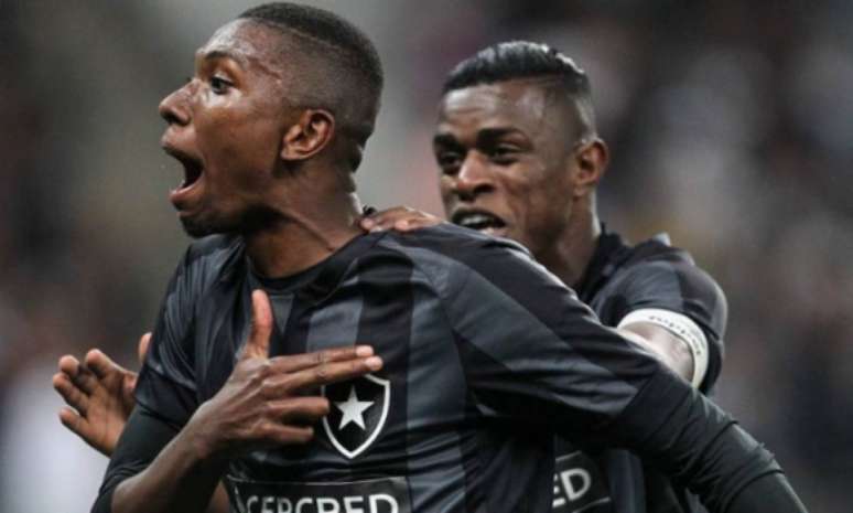 Kanu, ao lado de Marcelo, comemora gol nas categorias de base do Botafogo