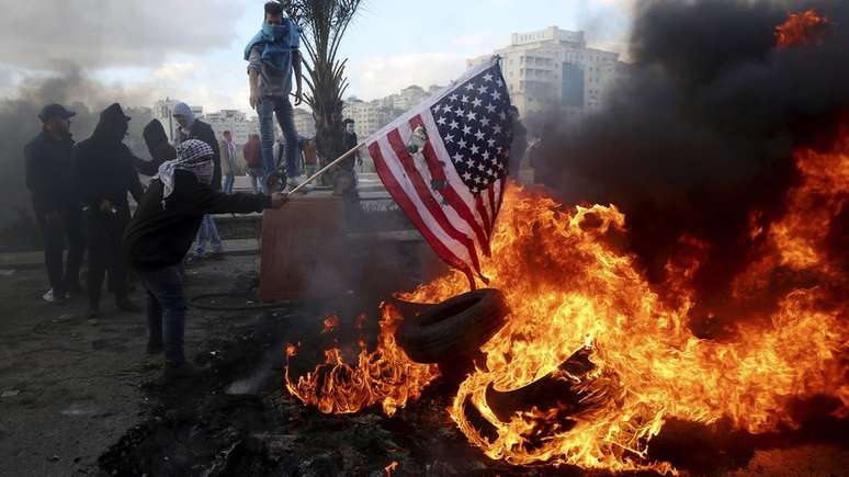 Decisão americana gerou onda de protestos em cidades palestinas, como Ramallah (acima) | Foto: EPA