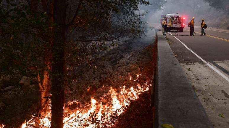 Bombeiros tentam controlar inc&ecirc;ndio &agrave; beira de estrada em Ojai, na regi&atilde;o de Los Angeles