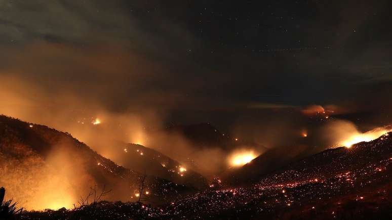O fogo se alastrou pela floresta nacional Los Padres, na Calif&oacute;rnia