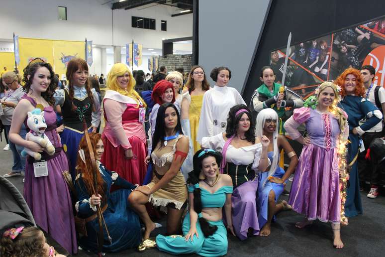 Participantes da CCXP17 investiram na criatividade para expor seu lado geek, como nesta turma de cosplay.