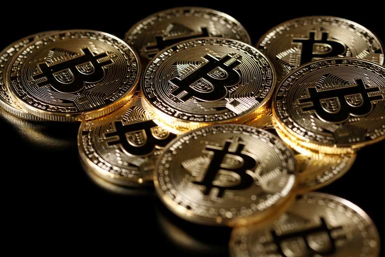 Ilustração da moeda virtual bitcoin
8/12/2017 REUTERS/Benoit Tessier/Illustration