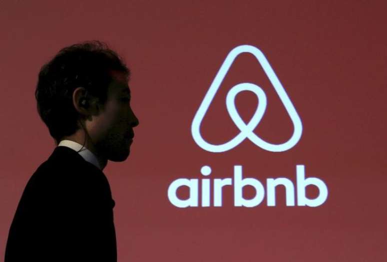 Homem caminha diante de logo do Airbnb durante coletiva de imprensa em T&oacute;quio, Jap&atilde;o
26/11/2015 REUTERS/Yuya Shino/File Photo